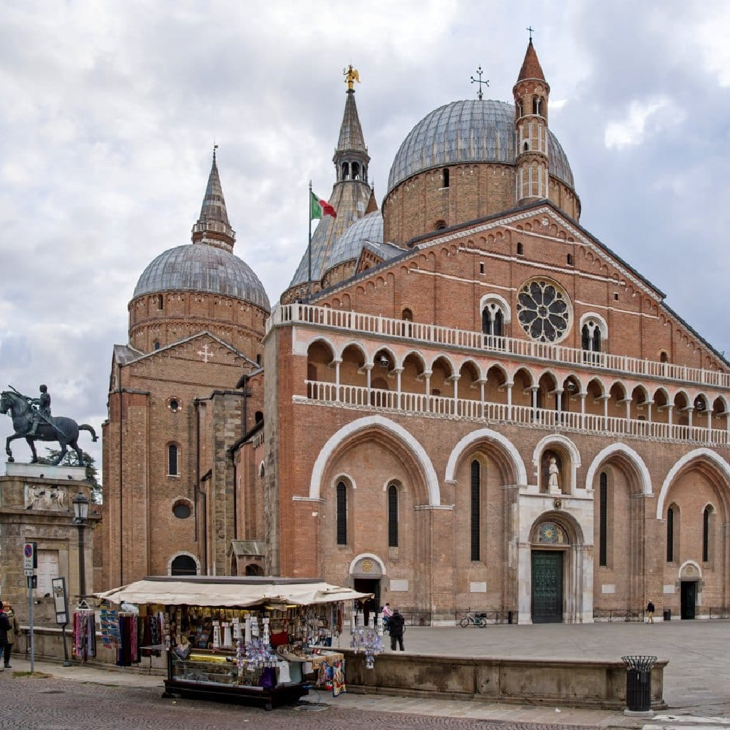 Basilica of Saint Anthony of Padua / joergens.mi, Wikimedia Commons / CC BY-SA 3.0
